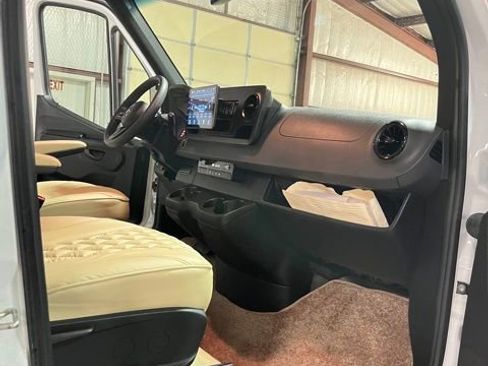 Used 2023 Mercedes-Benz Sprinter 2500 image 11