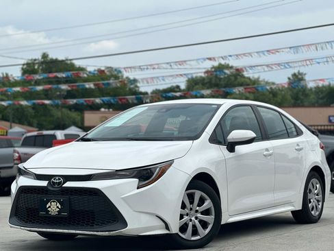 Used 2022 Toyota Corolla LE FWD image 3