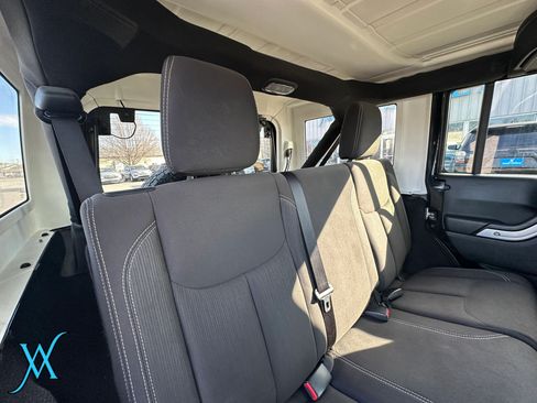 Used 2018 Jeep Wrangler Unlimited Sahara w/ Connectivity Group AWD/4WD image 26
