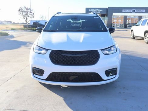 New 2026 Chrysler Pacifica Limited w/ Uconnect Theater Family Group image 9