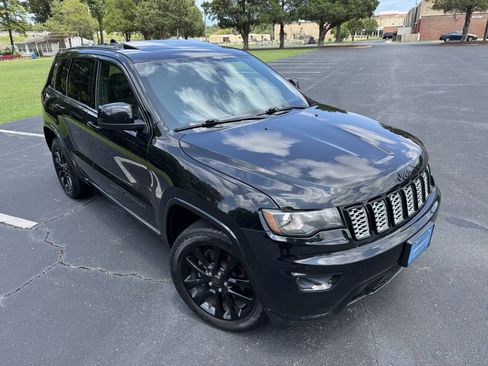 Used 2017 Jeep Grand Cherokee Altitude RWD image 11