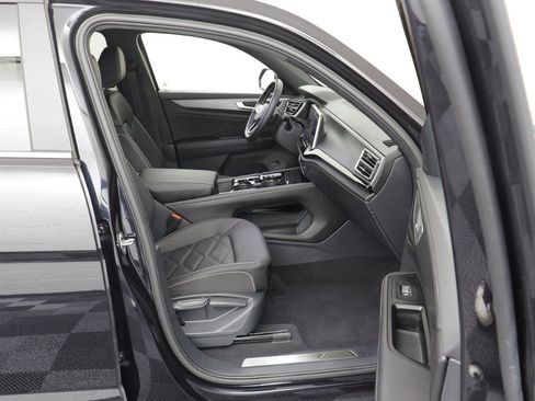 Used 2025 Volkswagen Atlas Cross Sport SE image 19