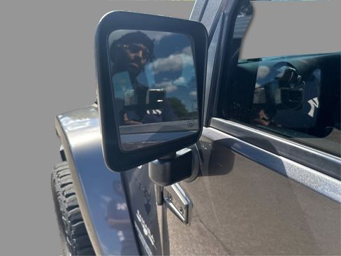 Used 2017 Jeep Wrangler Unlimited Sahara AWD/4WD image 38