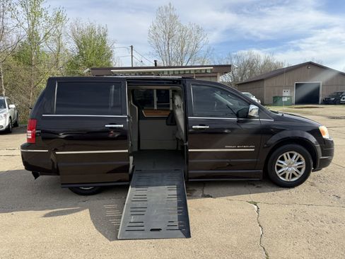 Used 2010 Chrysler Town & Country Limited image 30