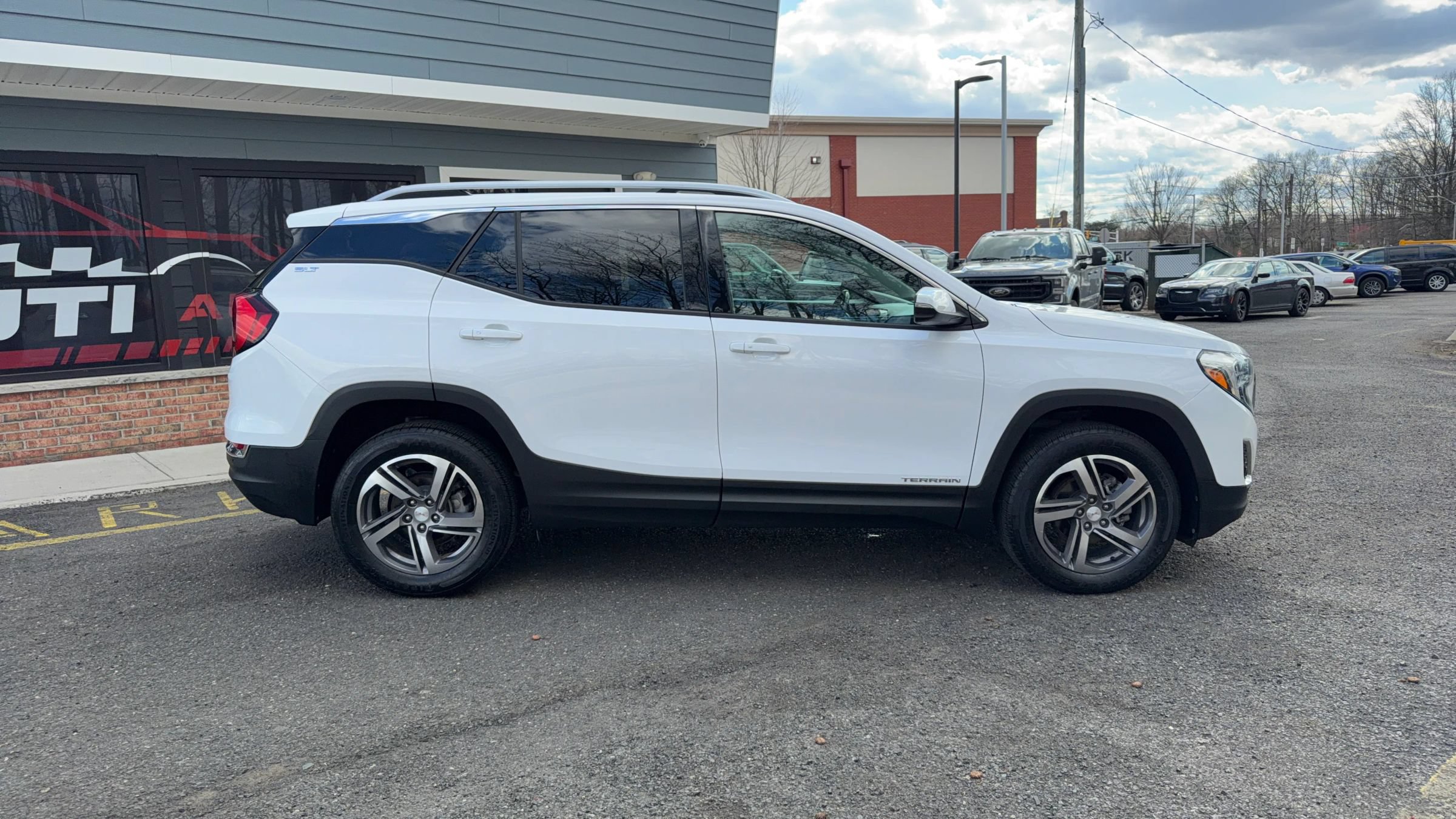 Used 2018 GMC Terrain SLT w/ Infotainment Package II AWD/4WD image 4
