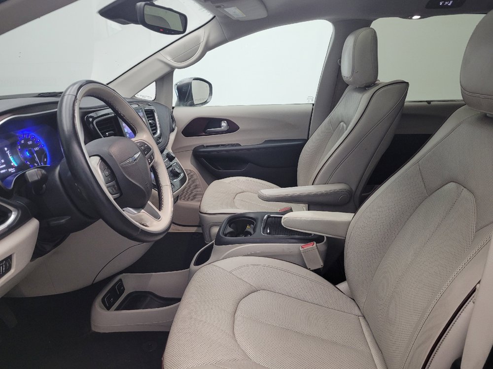 Used 2017 Chrysler Pacifica Limited w/ UConnect Theater Package FWD image 17