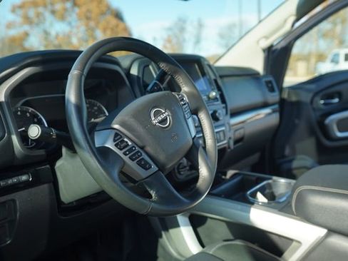 Used 2024 Nissan Titan SV w/ SV Convenience Package image 26