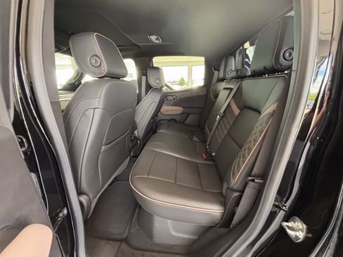 Used 2025 GMC Canyon Denali AWD/4WD image 19