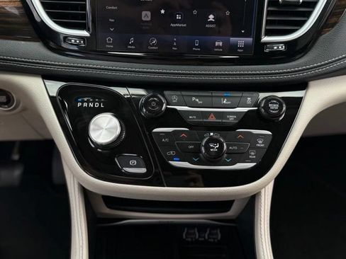 Used 2023 Chrysler Pacifica Limited FWD image 28