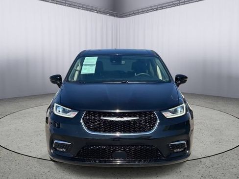 Used 2024 Chrysler Pacifica Touring-L FWD image 4
