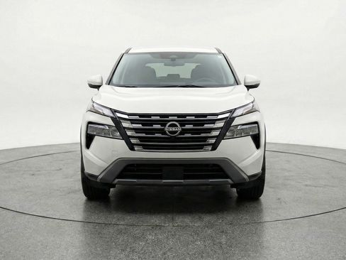 Used 2025 Nissan Rogue SV image 2