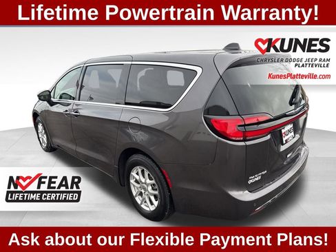 Used 2023 Chrysler Pacifica Touring-L image 8
