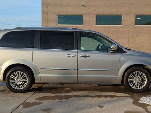 Used 2014 Chrysler Town & Country Touring-L image 7