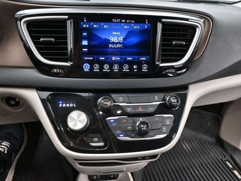 Used 2017 Chrysler Pacifica Touring FWD image 21