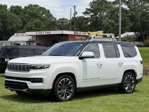 Used 2022 Jeep Grand Wagoneer Series III w/ Rear Seat Video Group 1 AWD/4WD image 14