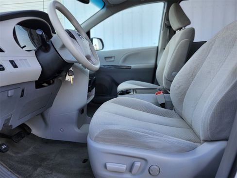 Used 2013 Toyota Sienna LE image 17