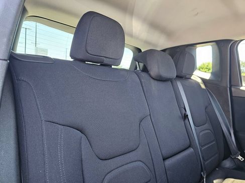 Used 2018 Jeep Renegade Latitude w/ Cold Weather Group AWD/4WD image 13