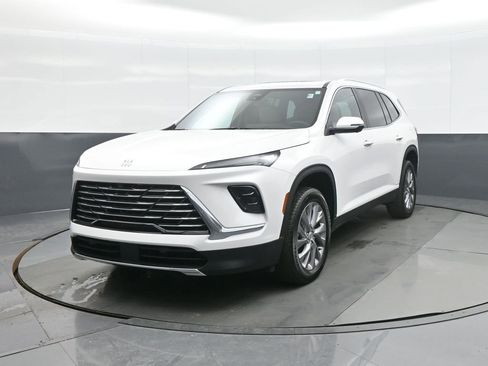 Used 2025 Buick Enclave Preferred w/ Power Package image 3