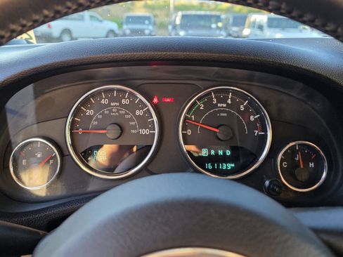 Used 2017 Jeep Wrangler Unlimited Rubicon w/ Connectivity Group image 13