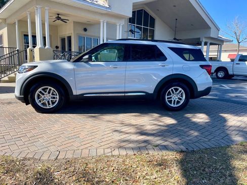 Used 2025 Ford Explorer Active image 2