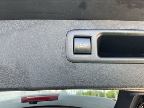 Used 2023 Toyota Highlander LE image 9