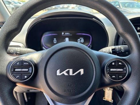 Used 2025 Kia Soul LX w/ LX Technology Package FWD image 25