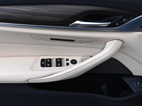 Certified 2022 BMW 530e w/ Premium Package image 33