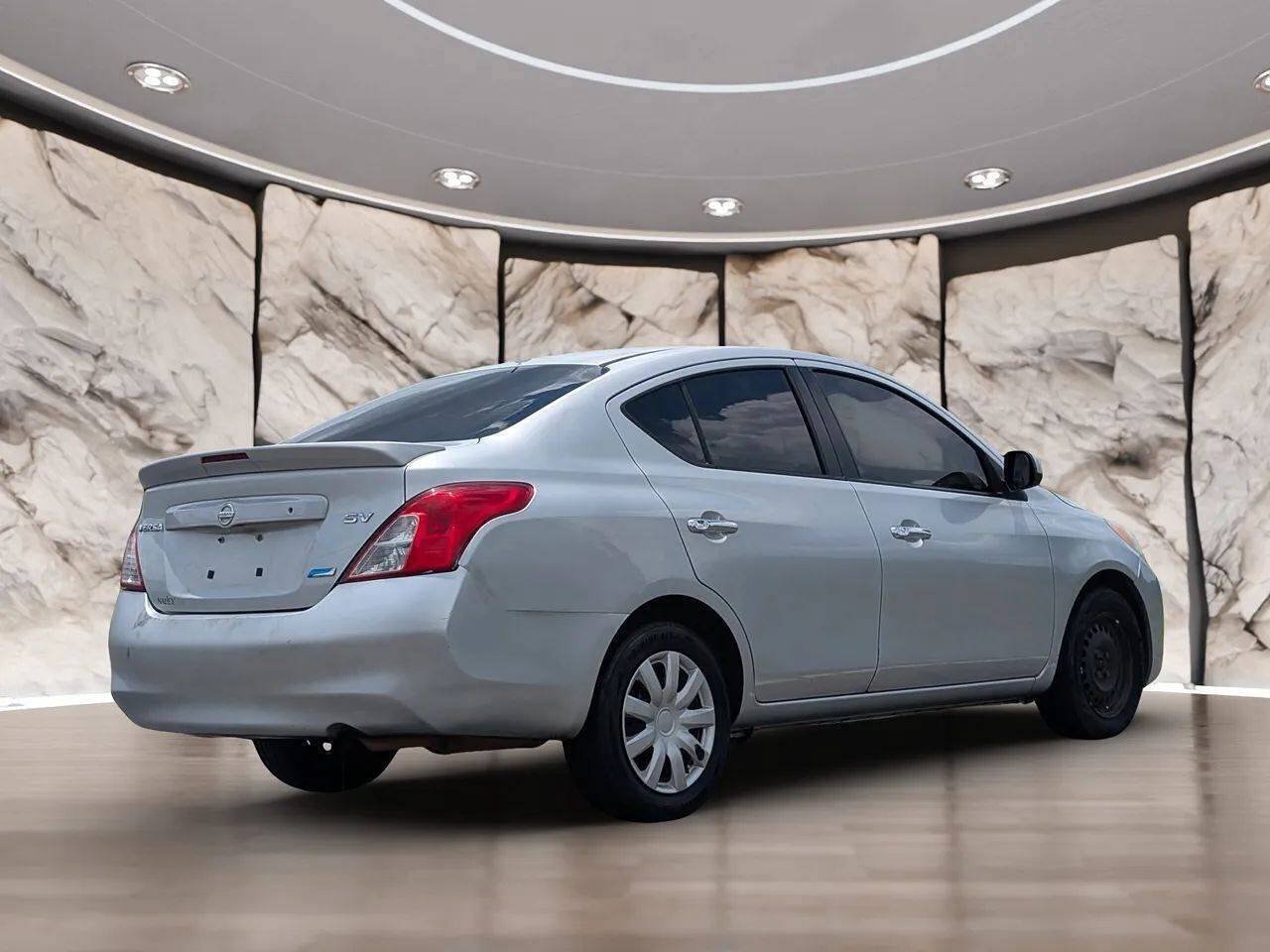 Used 2013 Nissan Versa SV FWD image 12