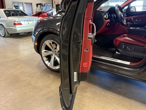 Used 2018 Bentley Bentayga image 59