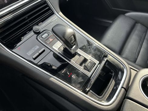 Used 2020 Porsche Panamera image 25