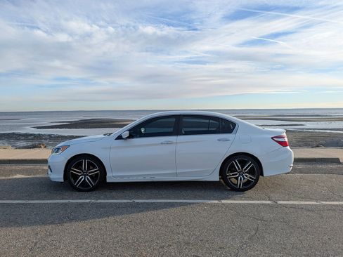 Used 2017 Honda Accord Sport image 7
