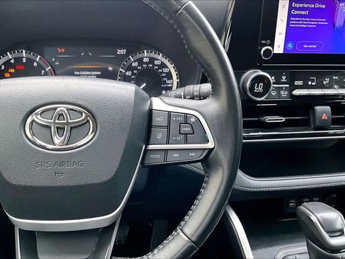 Used 2023 Toyota Highlander LE AWD/4WD image 25