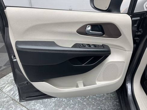 Used 2023 Chrysler Voyager LX image 6