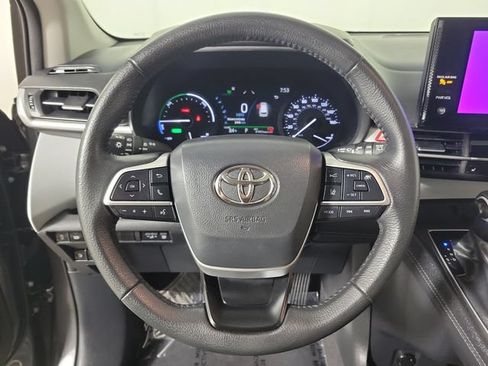 Used 2025 Toyota Sienna XLE FWD image 26