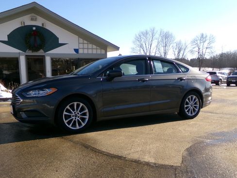 Used 2017 Ford Fusion SE w/ Fusion SE Technology Package image 2