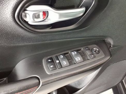 Used 2022 Jeep Cherokee Trailhawk w/ Comfort/Convenience Group AWD/4WD image 14