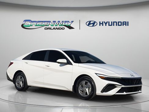 Used 2024 Hyundai Elantra SE FWD image 4