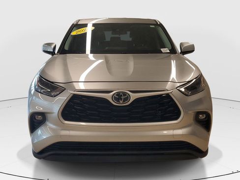 Used 2024 Toyota Highlander LE image 2