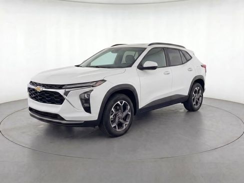 Used 2025 Chevrolet Trax LT w/ LT Convenience Package FWD image 1