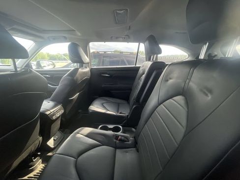 Used 2022 Toyota Highlander XLE AWD/4WD image 13