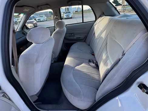 Used 2001 Ford Crown Victoria image 16