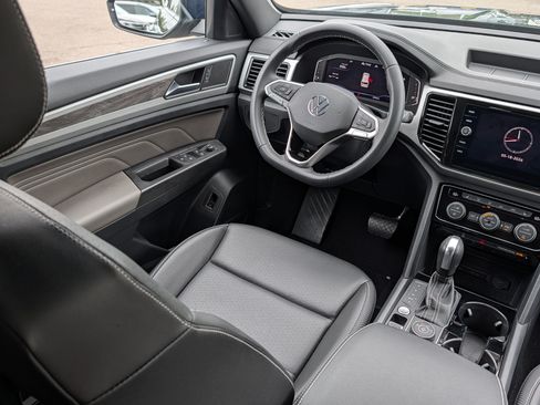 Certified 2023 Volkswagen Atlas Cross Sport SE w/ Panoramic Sunroof Package AWD/4WD image 9