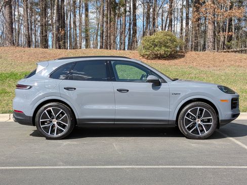 Certified 2025 Porsche Cayenne GTS AWD/4WD image 8