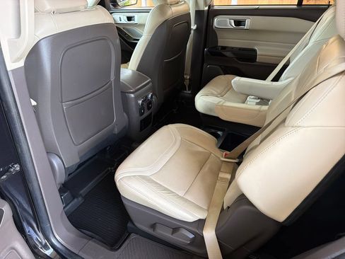 Used 2020 Ford Explorer Platinum w/ Premium Technology Package AWD/4WD image 31