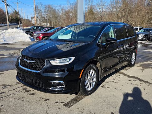 Used 2024 Chrysler Pacifica Touring-L image 3