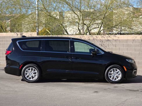 Certified 2024 Chrysler Pacifica Touring-L image 10