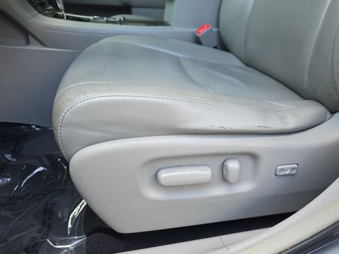Used 2011 Toyota Highlander SE w/ Tow Pkg FWD image 29