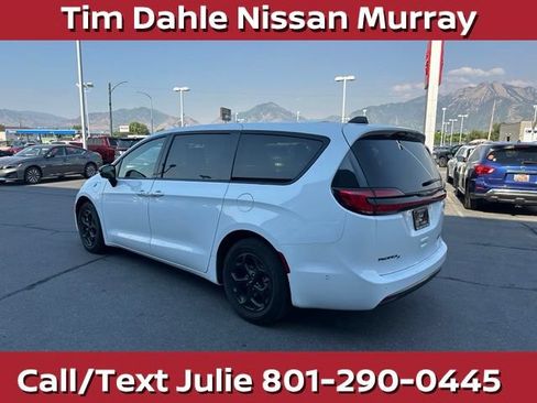 Used 2024 Chrysler Pacifica Limited FWD image 8