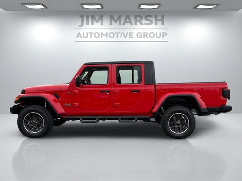 Used 2020 Jeep Gladiator Overland image 2