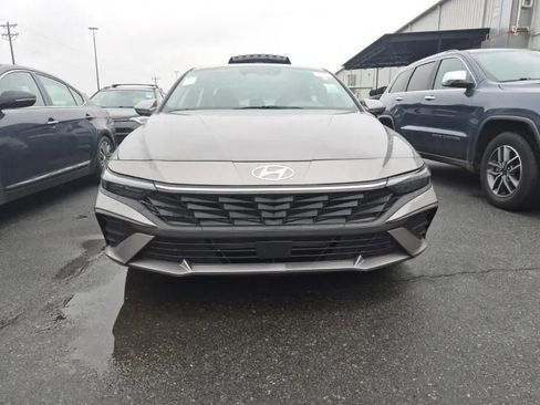 Used 2024 Hyundai Elantra SEL image 2